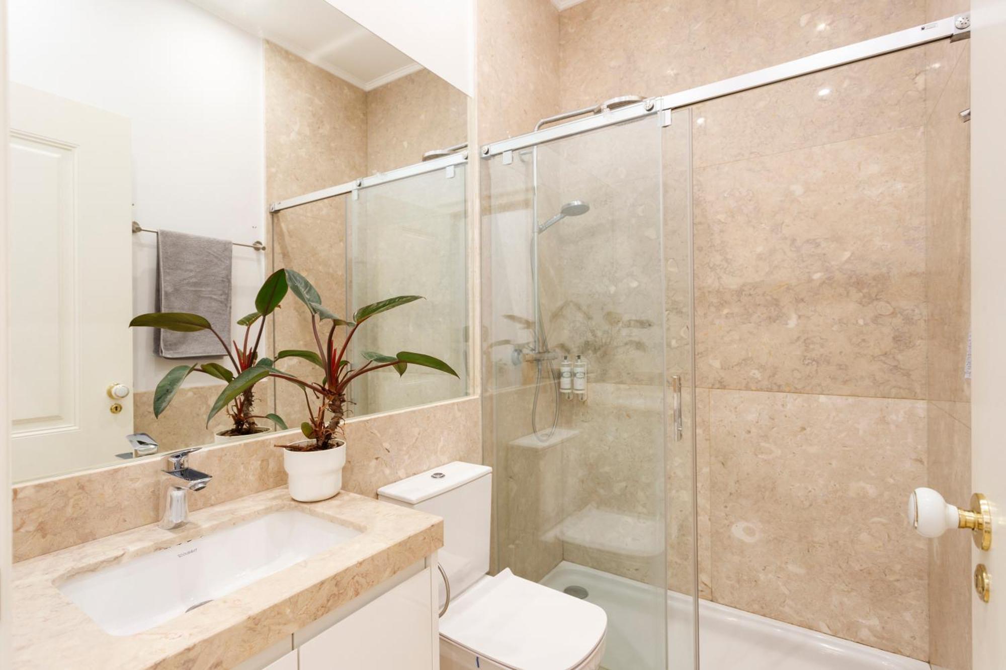In Shared In Modern In Downtown Gasthof *